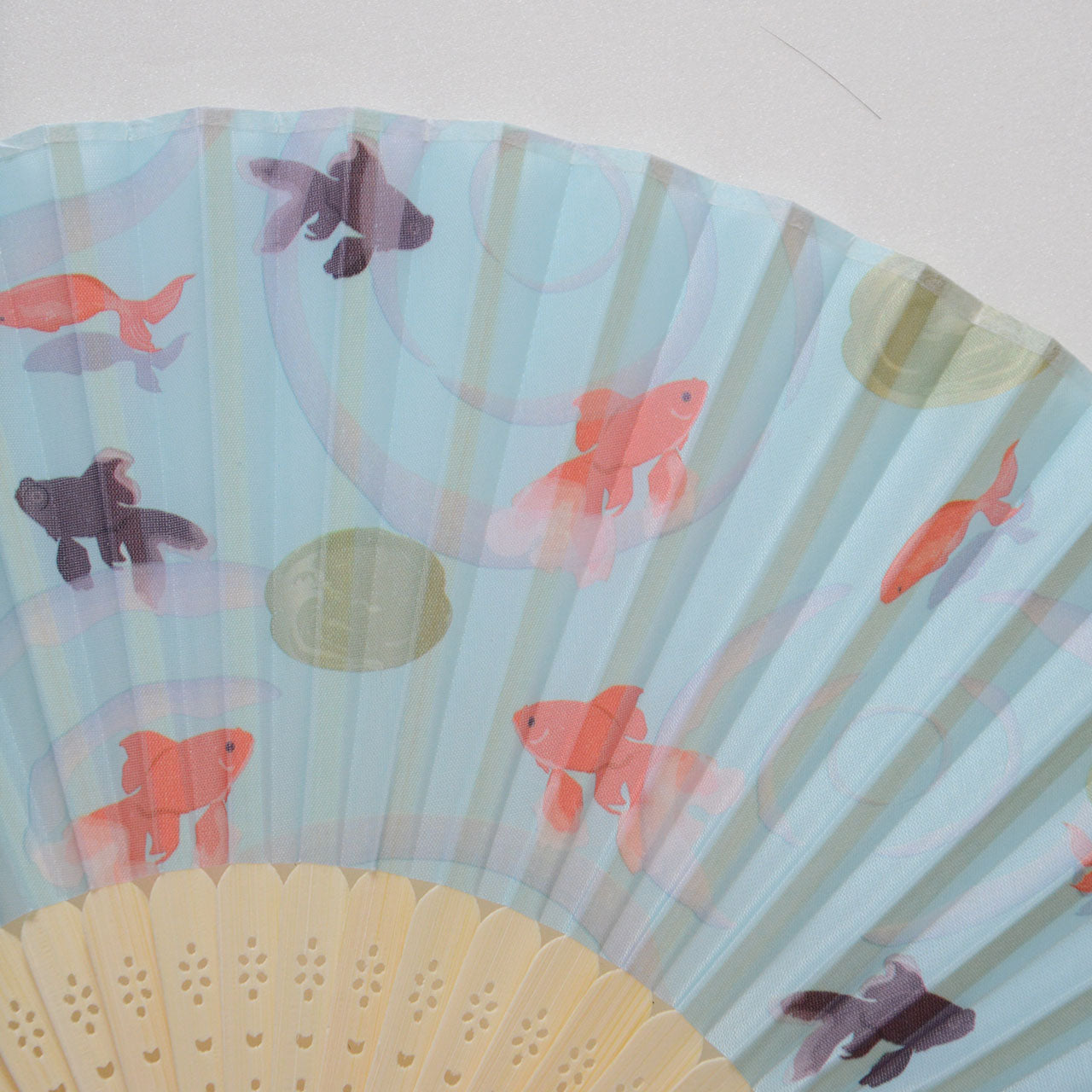 Compact summer accessory inspired by Japanese culture
