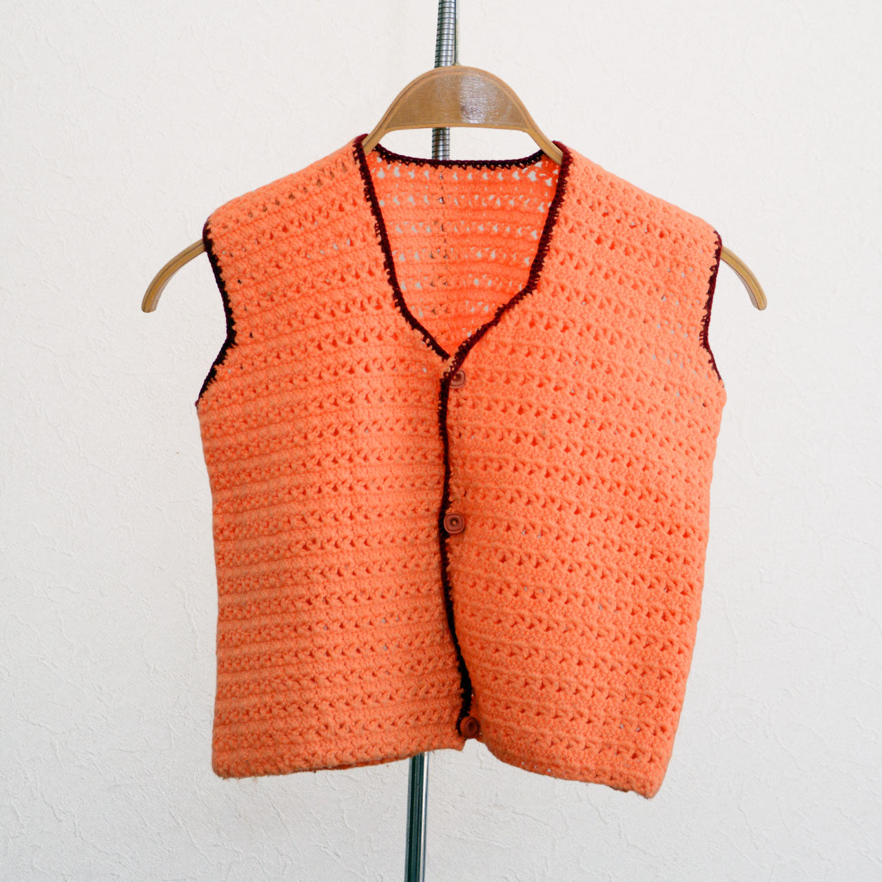 Handmade Showa-era retro acrylic knit vest with unique button style