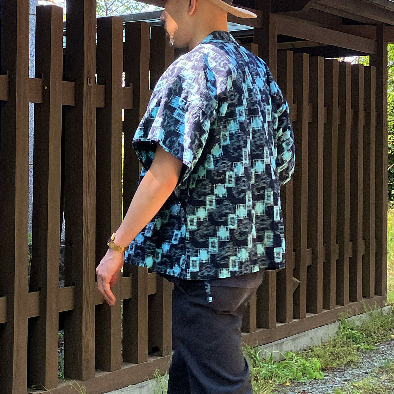 Rear view of a man wearing noragi