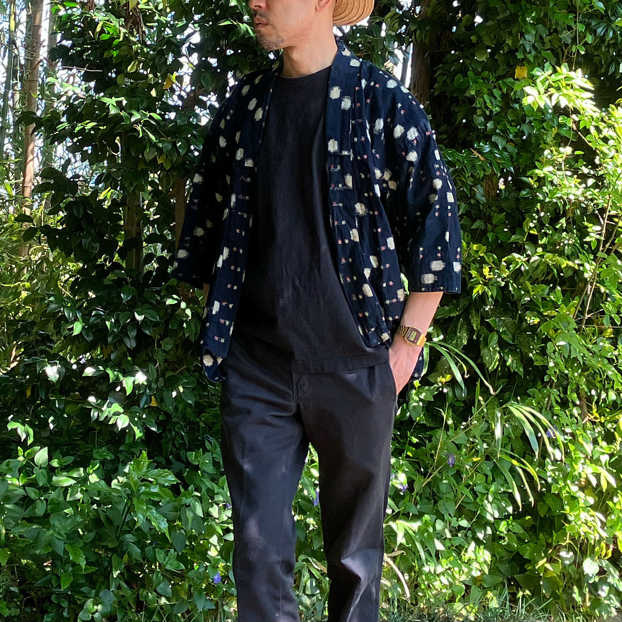 A man wearing a noragi, highlighting its excellent compatibility with modern clothing