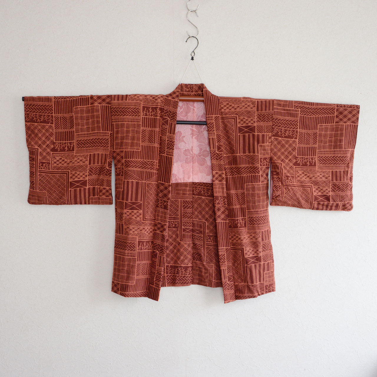Reversible haori with unique textile design and contrast lining