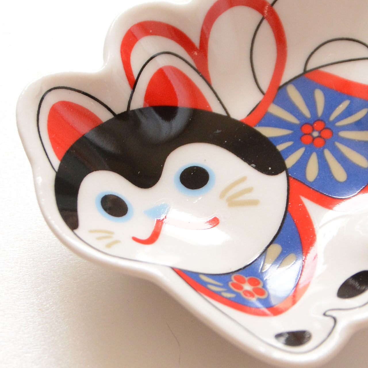 Compact ceramic plate with fortune cat motif