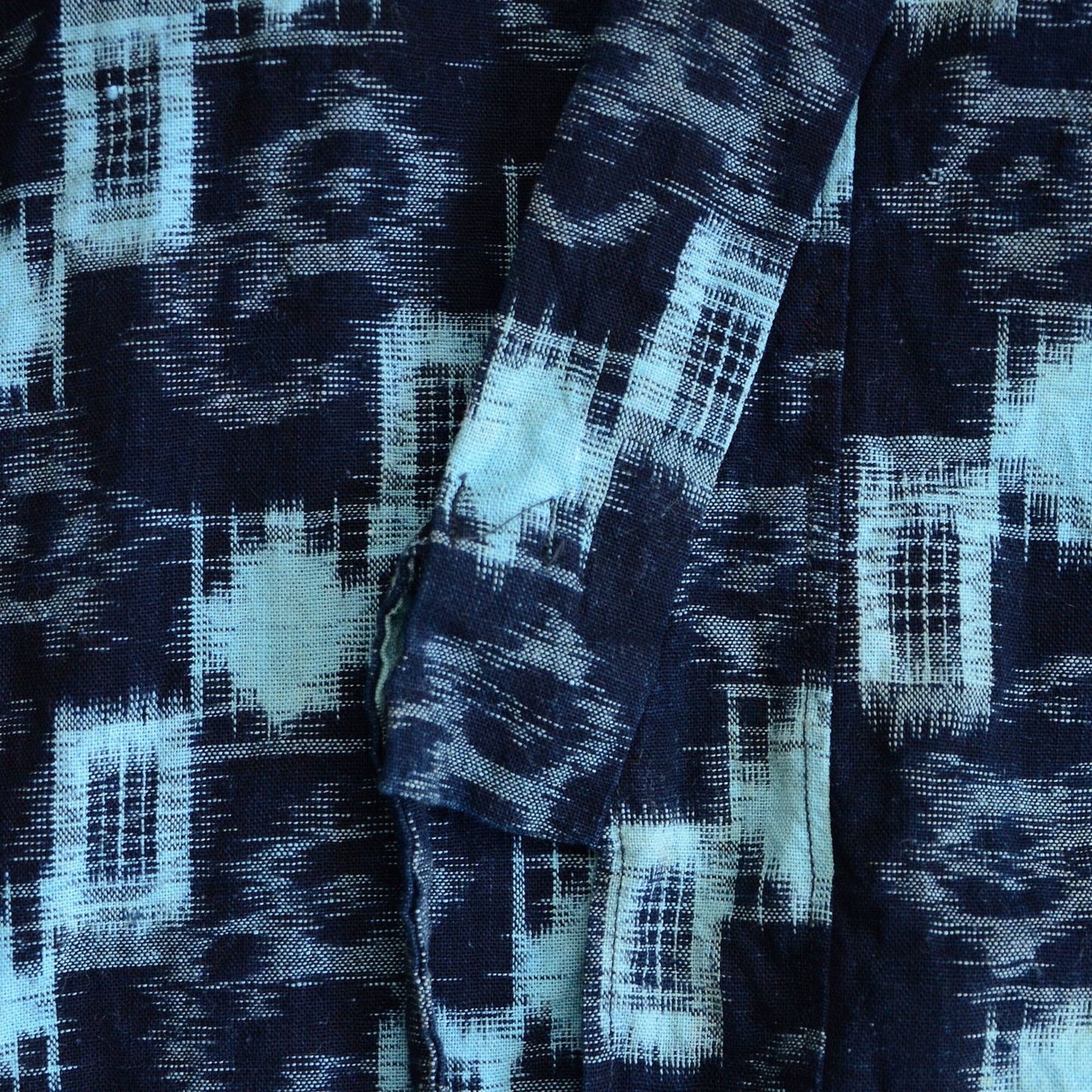The bottom of the collar of a noragi