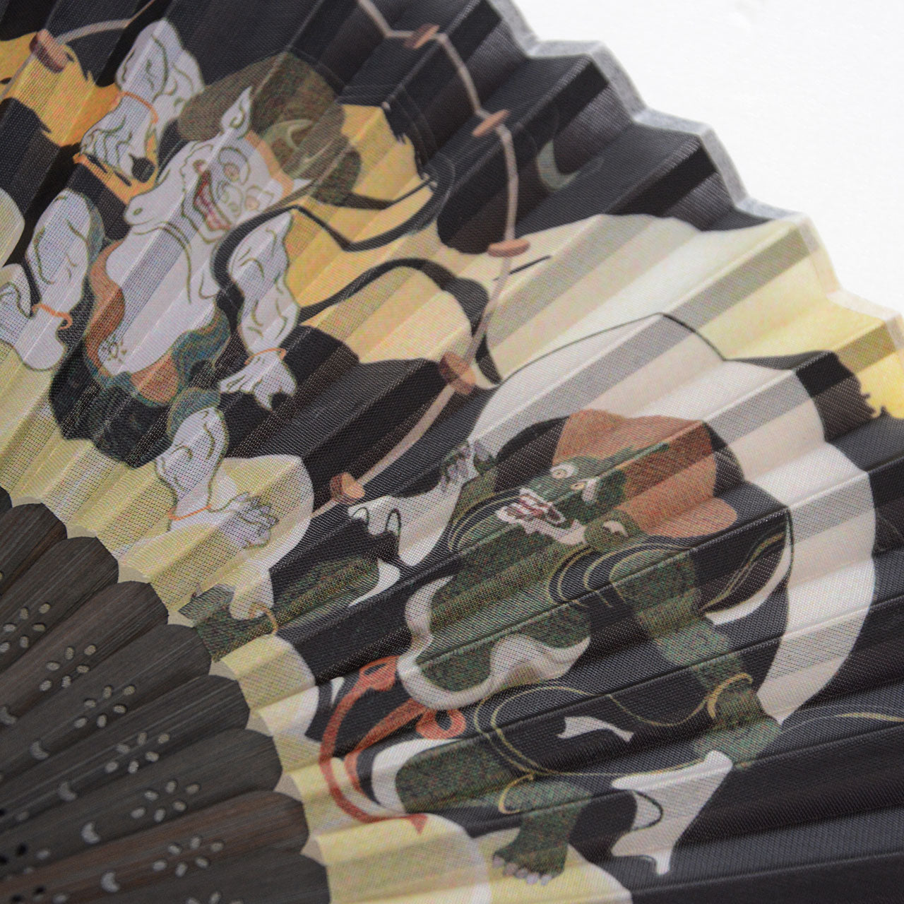 Cooling handheld fan with wind and thunder gods motif