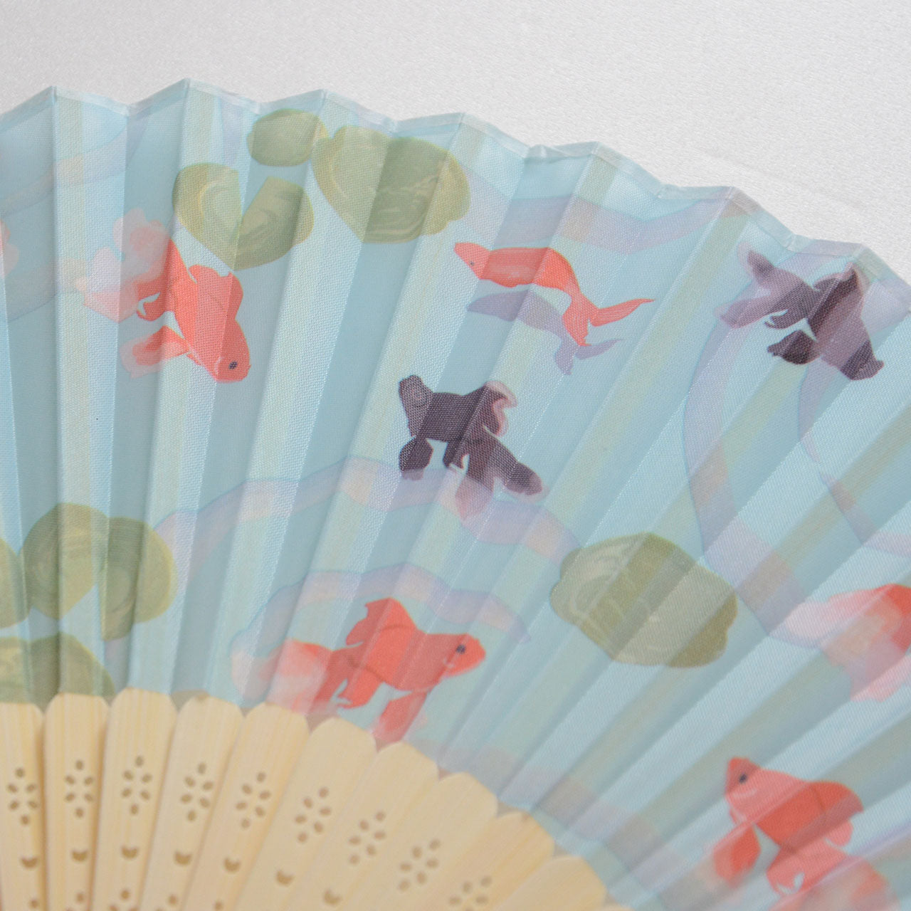 Decorative and functional fan with demekin goldfish pattern