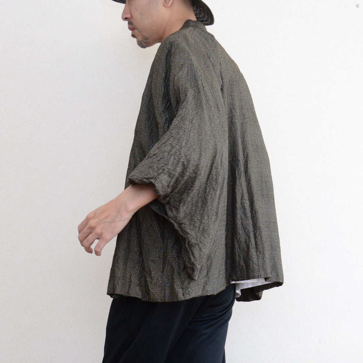 Late Showa men's short haori jacket with a relaxed shape and fine-patterned fabric
