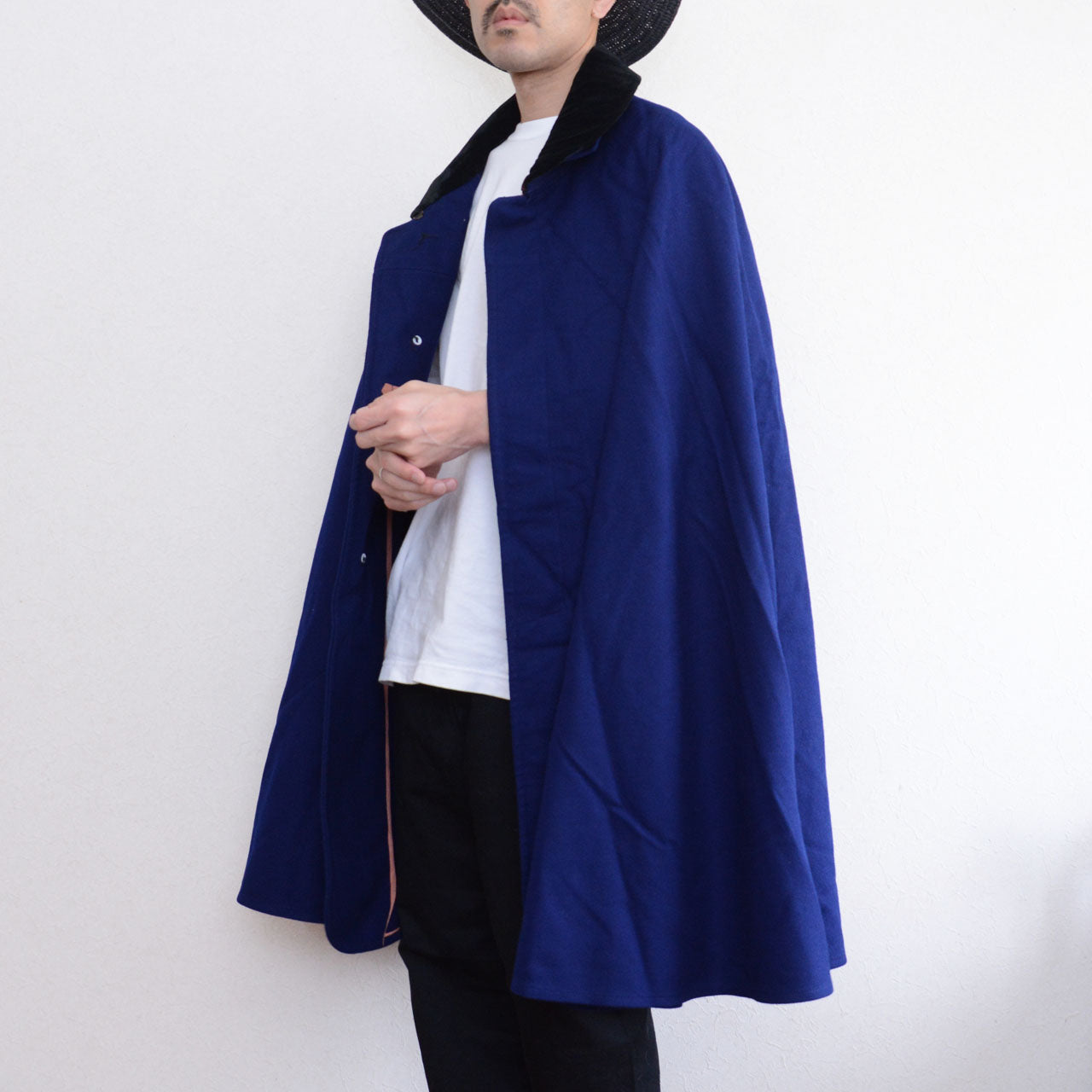 Deadstock Japanese vintage wool cape in royal blue, velvet collar, mid-Showa period, unworn and uncut buttonholes, extremely rare surviving example