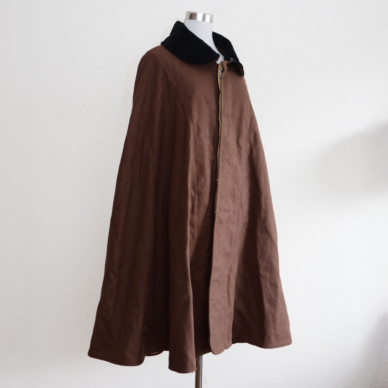 Archive-grade Japan vintage mantle with a commanding yet subtle fashion aura
