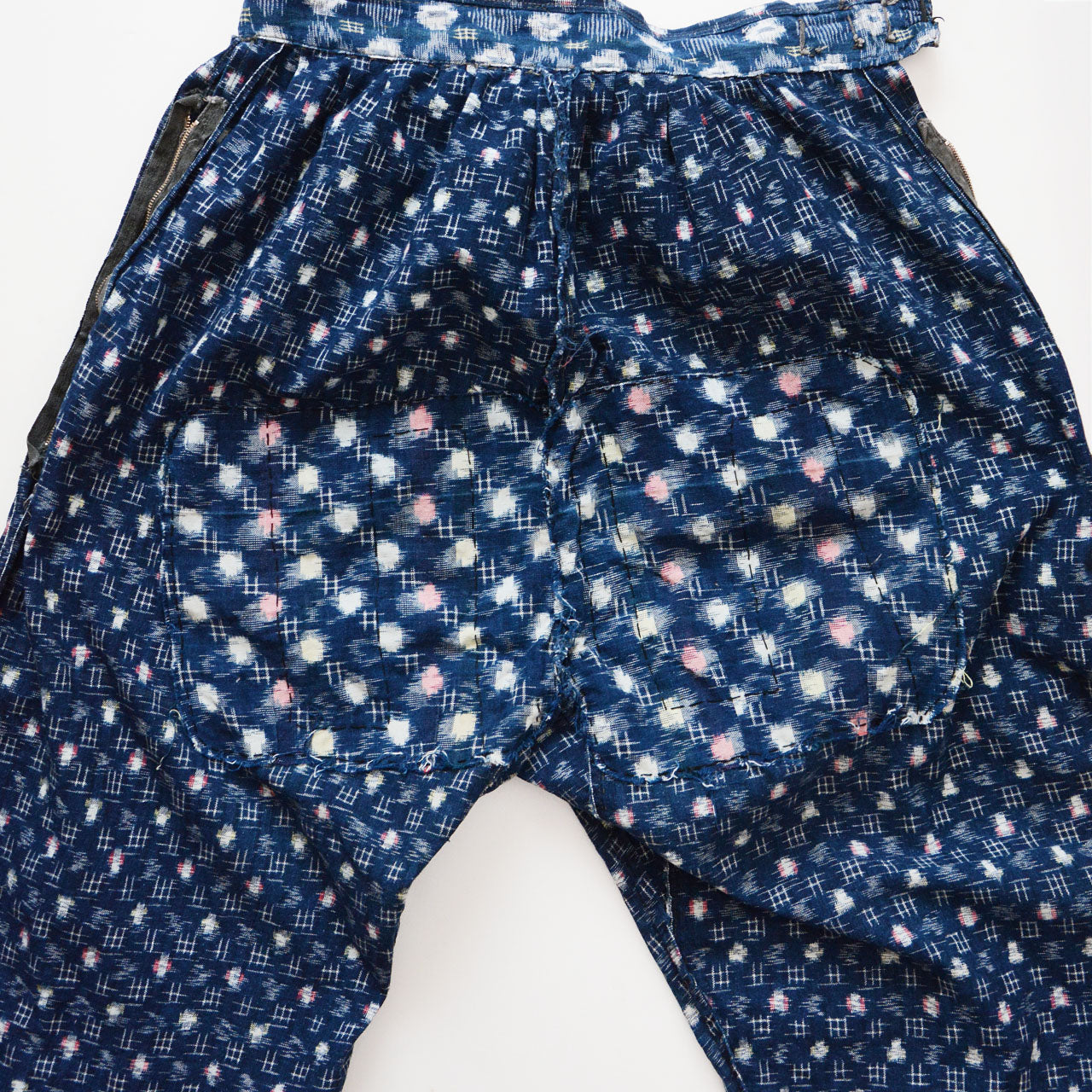 Interior hip area reinforced with patchwork patches on reverse side, crazy pattern multi-fabric kasuri cotton, mid-Showa vintage Japan