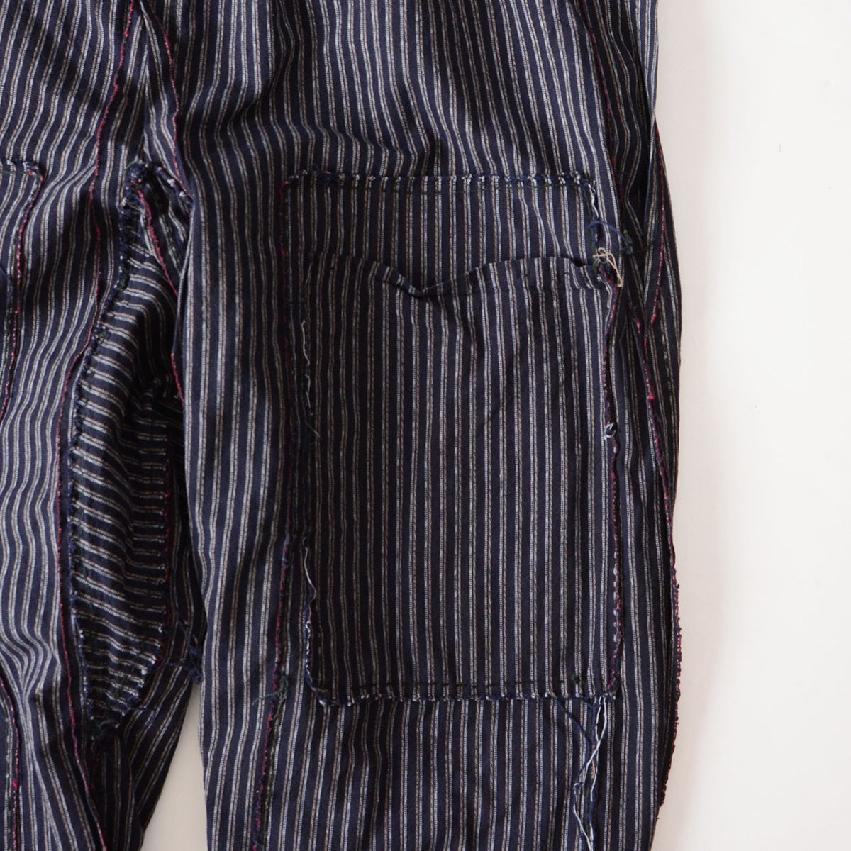 Single inner pocket attached to the knee reinforcement of striped cotton monpe