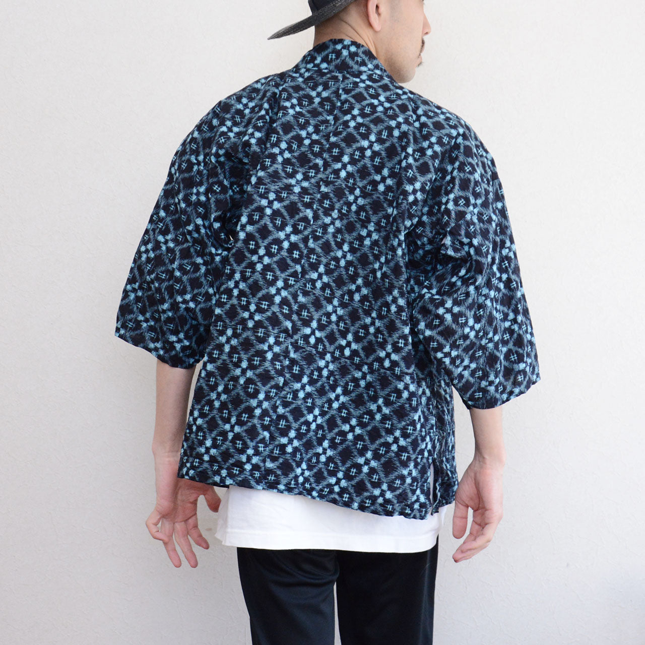 Aged indigo noragi with irregular igeta kasuri pattern, hand-sewn cotton, Showa era Japan