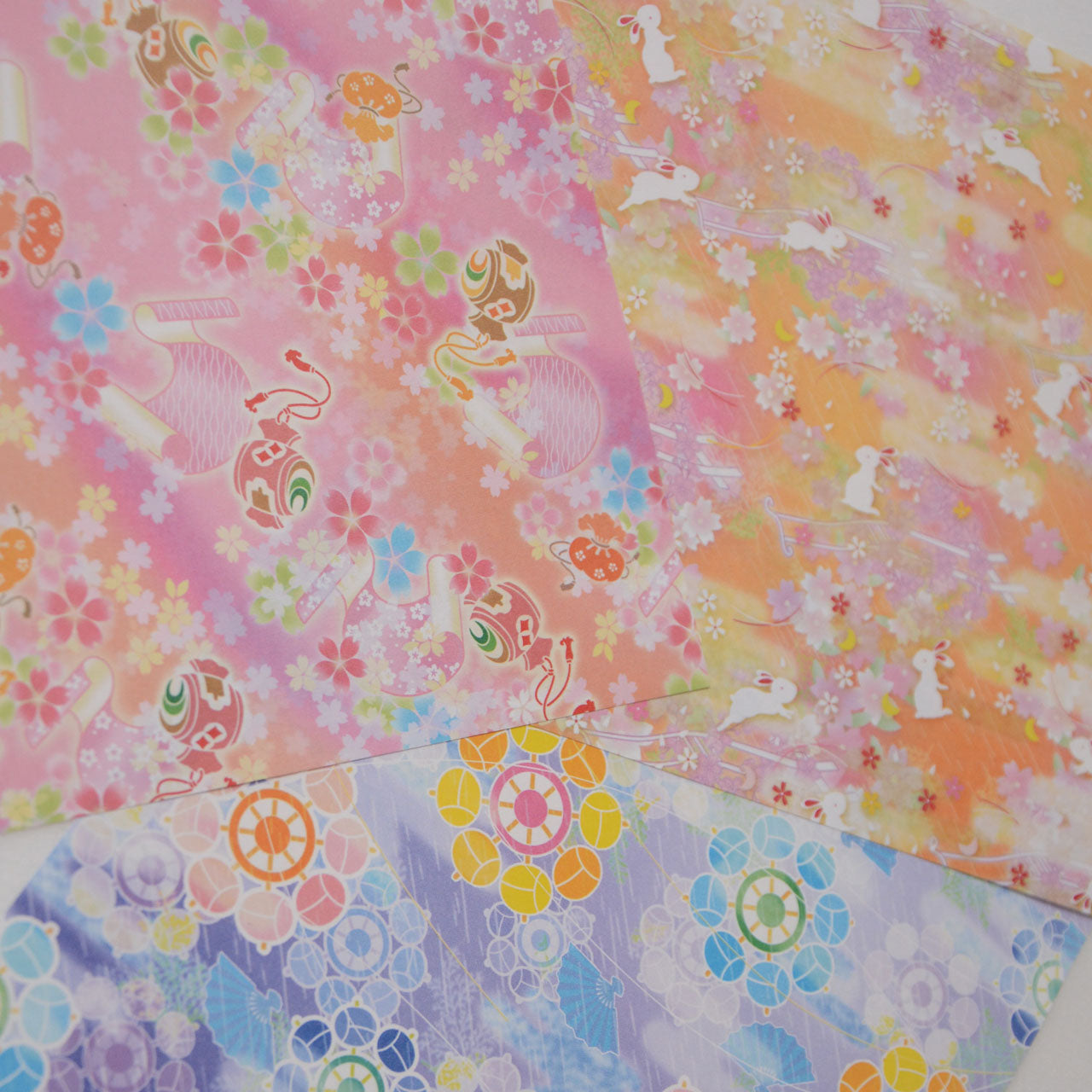 Authentic Japanese origami sheets with a variety of patterns