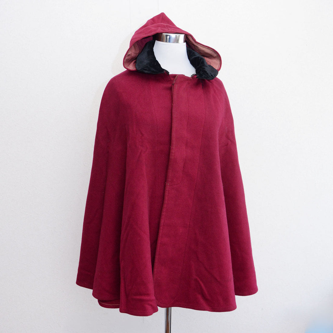 The Cape That Crossed Eras: A 1950s Japanese Vintage Find with Taisho Soul