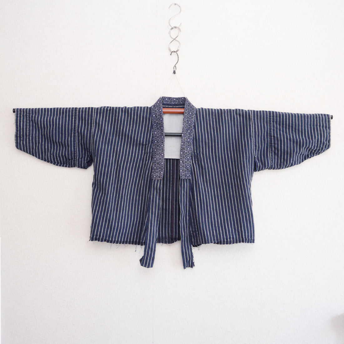 Cotton stripe noragi jacket, navy and white, Showa era Japan vintage, front view on kimono hanger