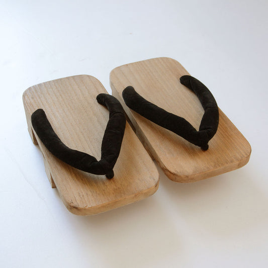 Showa-era ni-mai-ha geta, natural wood, black hanao