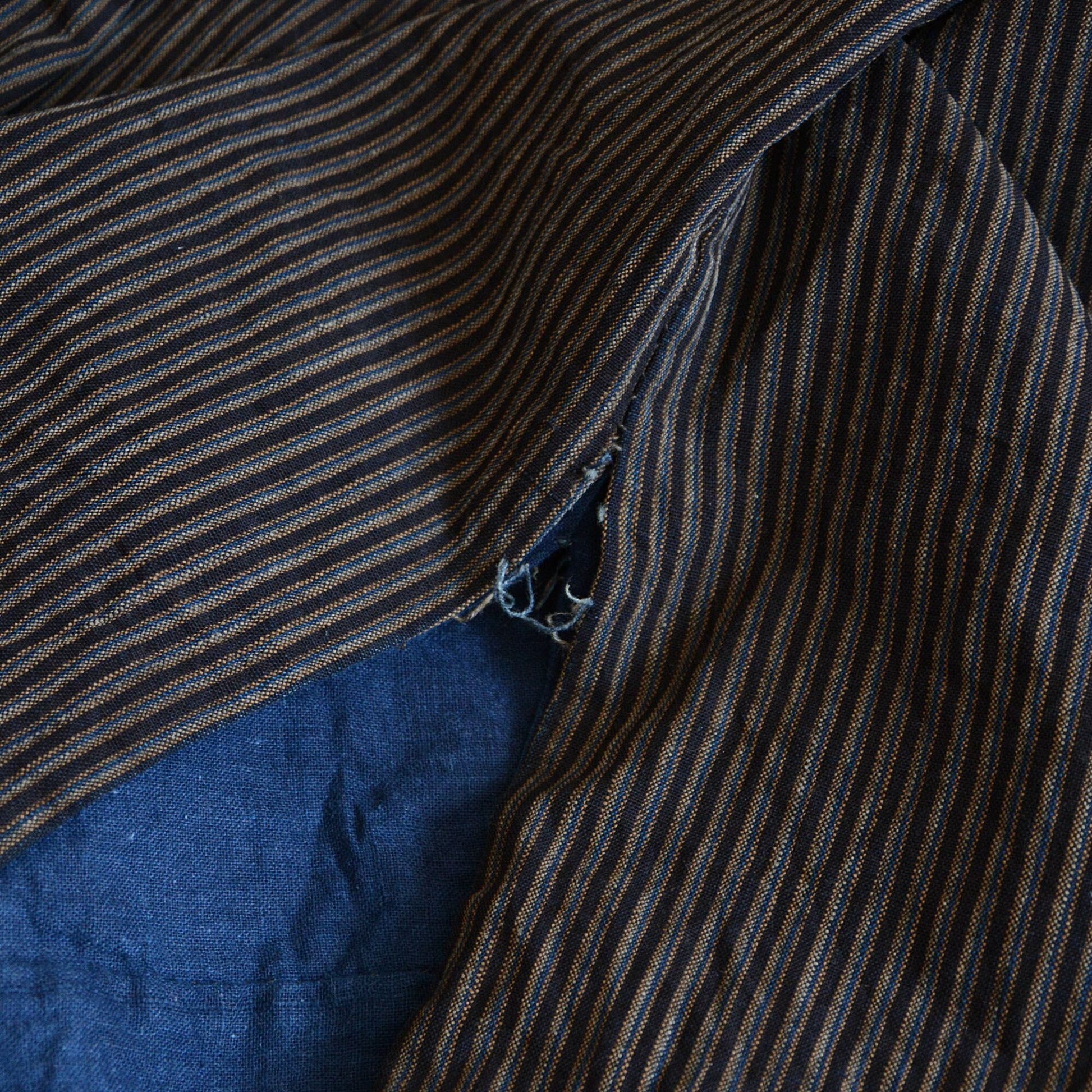 Detailed view of Noragi’s side slit construction