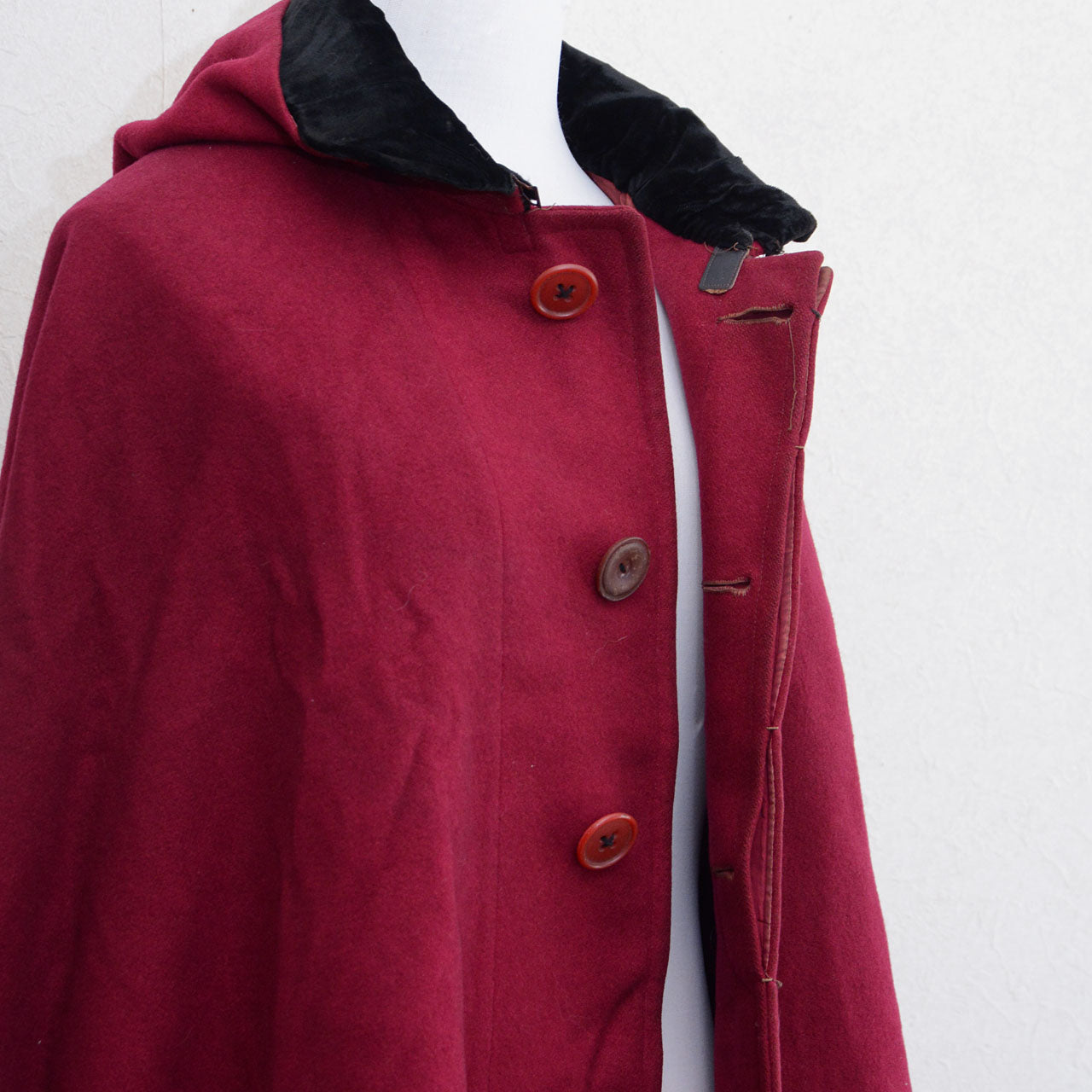 Hooded burgundy wool cape, Japanese vintage 1950s, velvet collar, mid-Showa craftsmanship, one of a kind.