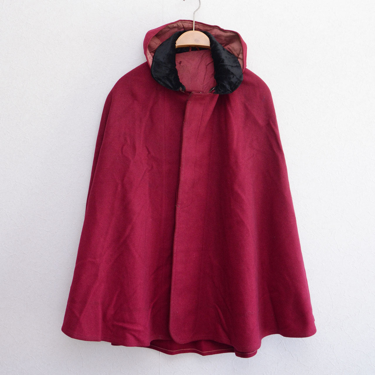 Burgundy hooded wool cape, Japanese vintage circa 1950s, velvet collar detail, Showa Retro aesthetic.