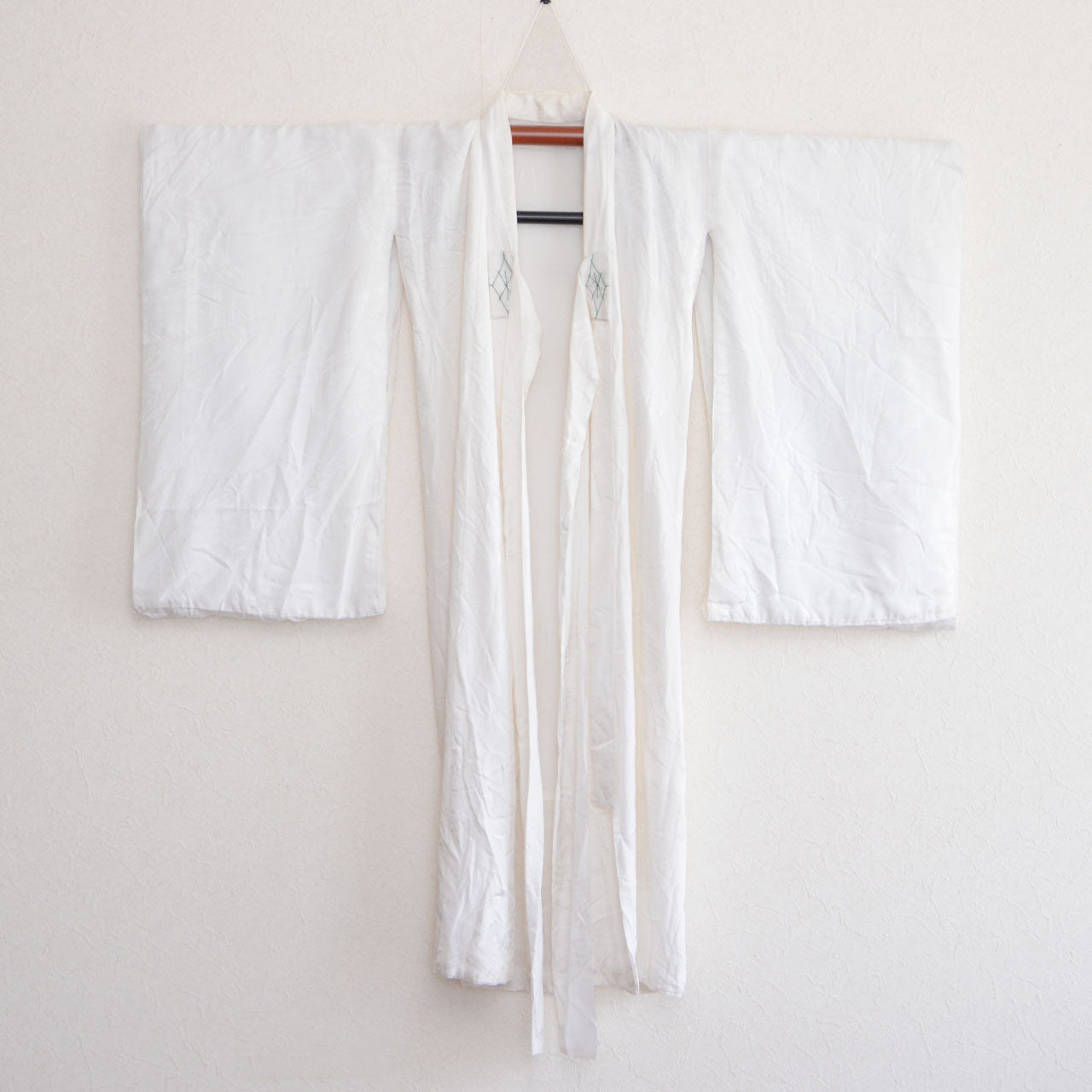 White kids kimono undergarment with crane motif