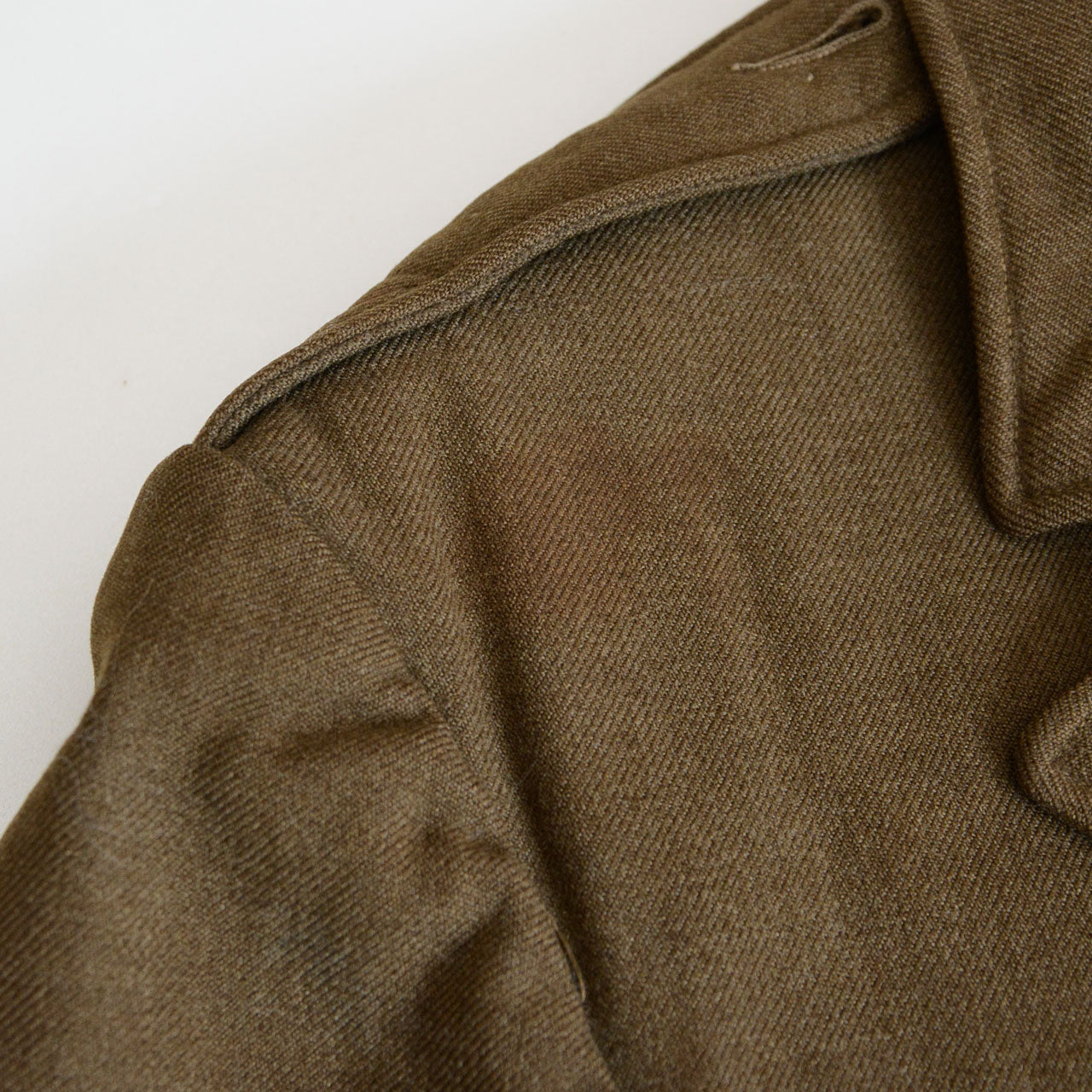 A 1940s U.S. Army officer jacket incorporating an added interior drawcord.