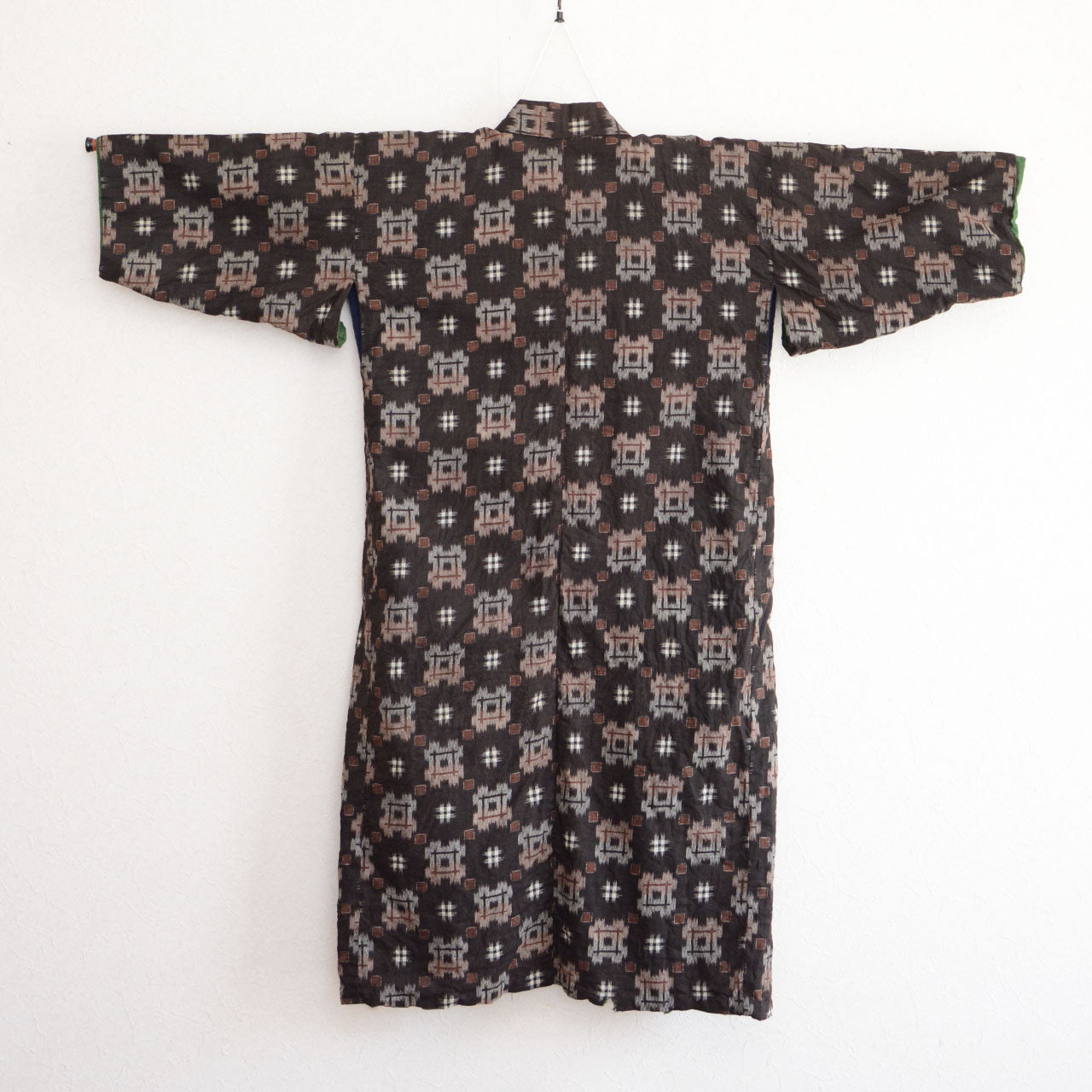 Old cotton kimono with contrast between classic front and playful lining