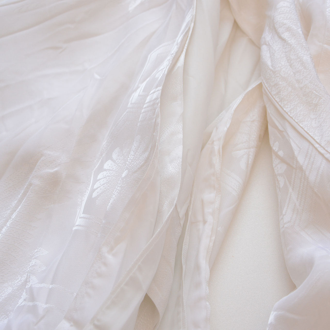 White juban robe for children, suitable for costume or display