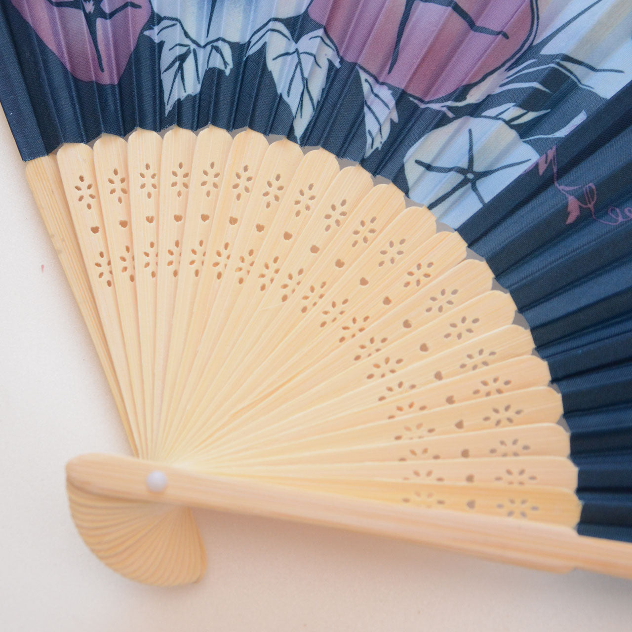 Handheld fan with refreshing morning glory pattern