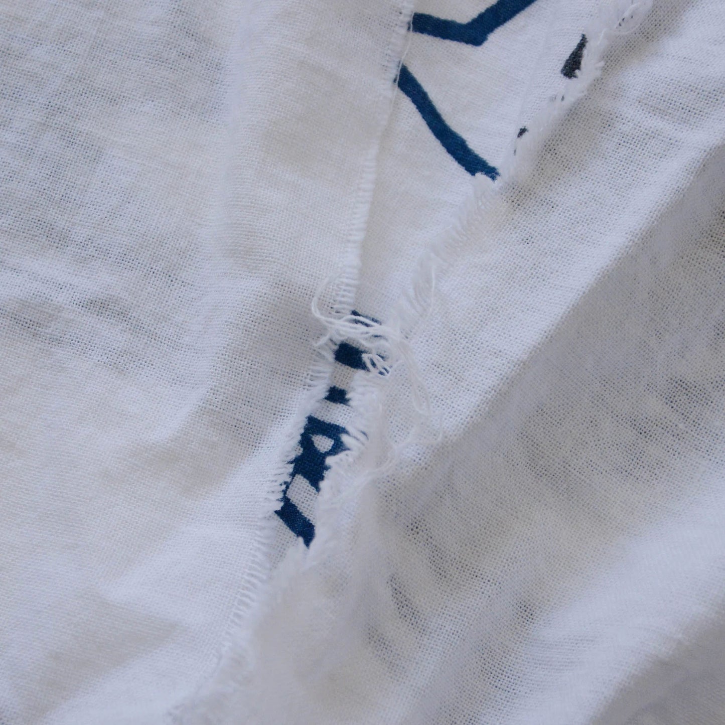 The distinctive edge of a tenugui. It unravels into a fringe-like shape, which is also attractive.