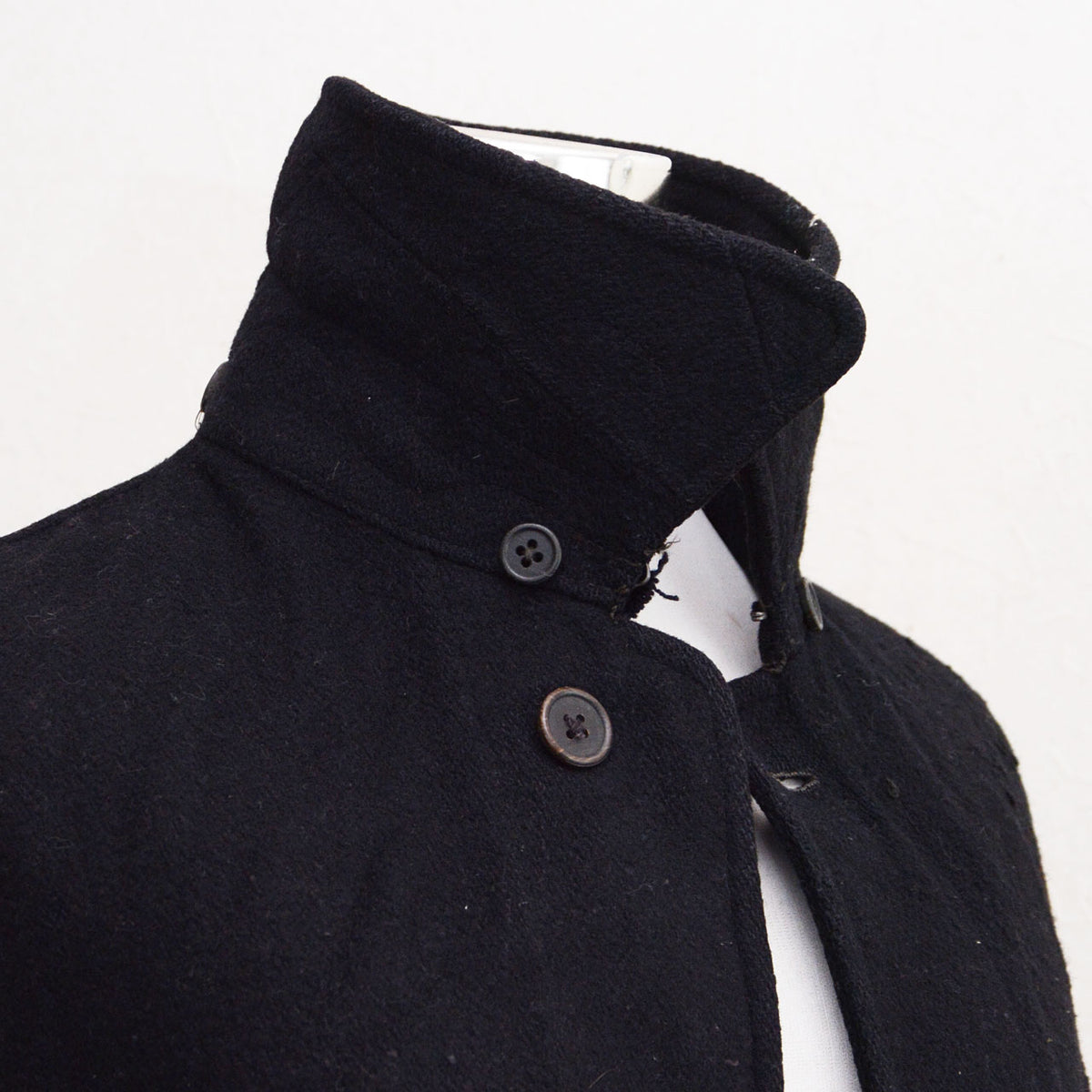 Raised collar and hood attachment buttons on black wool Bankara mantle