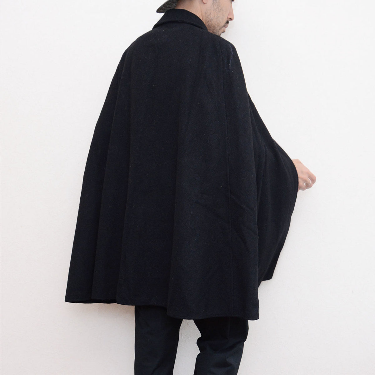 Rear three-quarter view of black wool Bankara mantle worn by 171 cm model