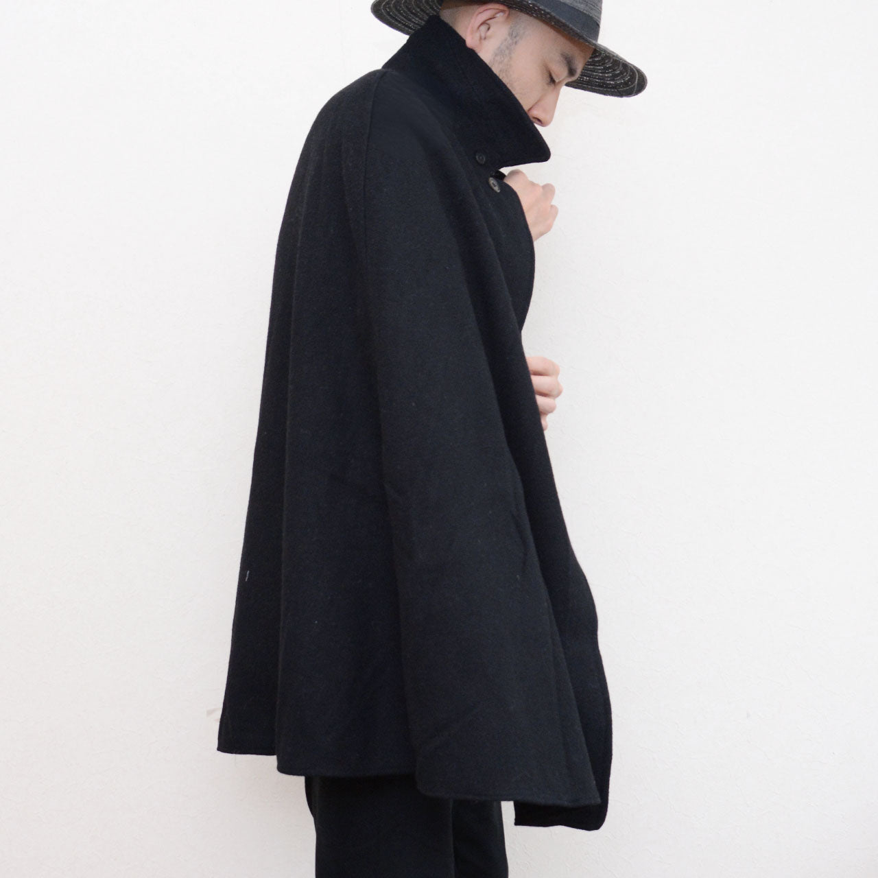 Side of black wool Bankara mantle worn by 171 cm model
