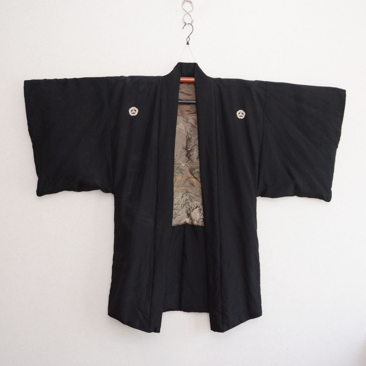 Lacquer-black pure silk haori with kamon crest, men's Japan vintage