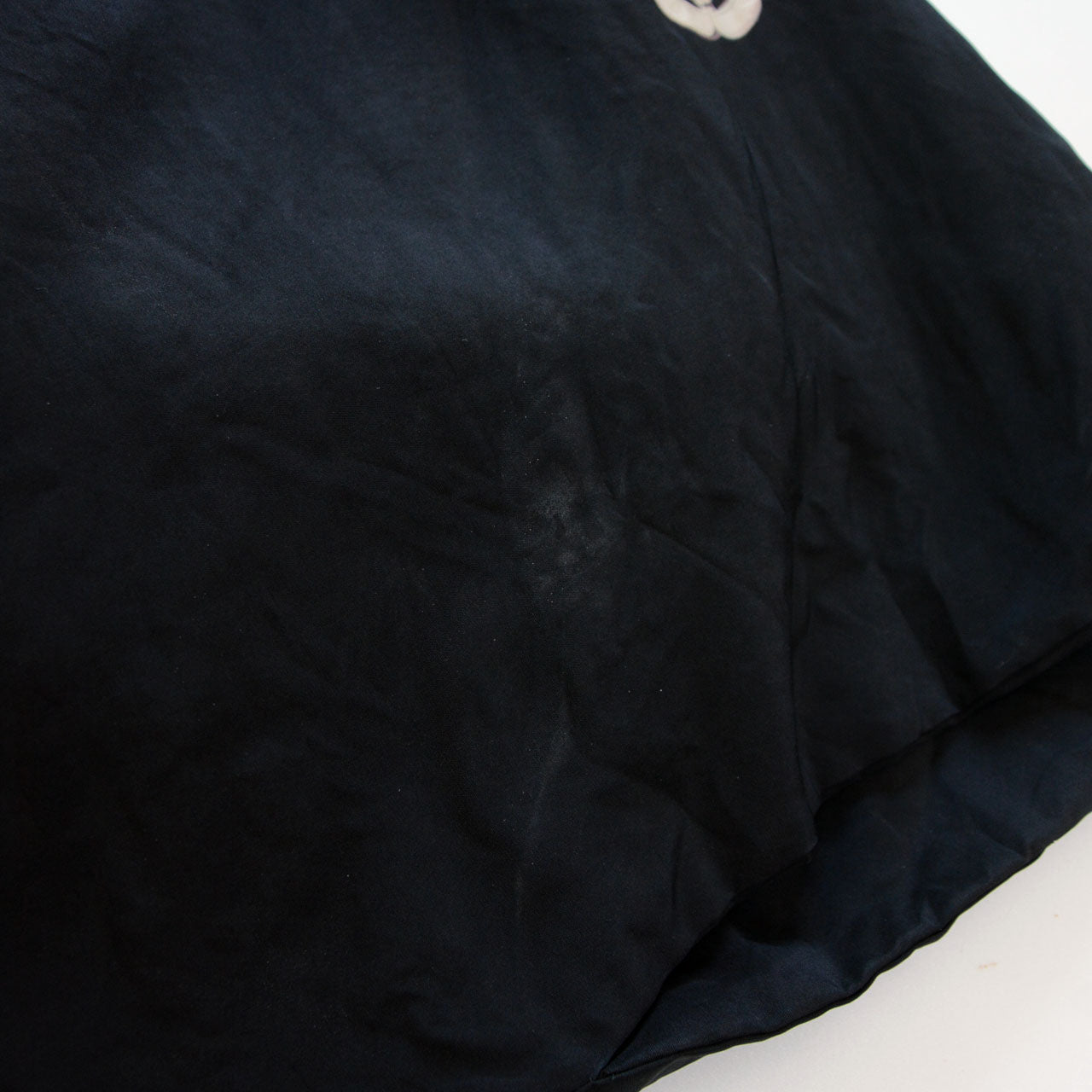 Black kurotomesode haori with white dyed crests on pure silk
Men's black silk haori, five kamon, Japan vintage collectible