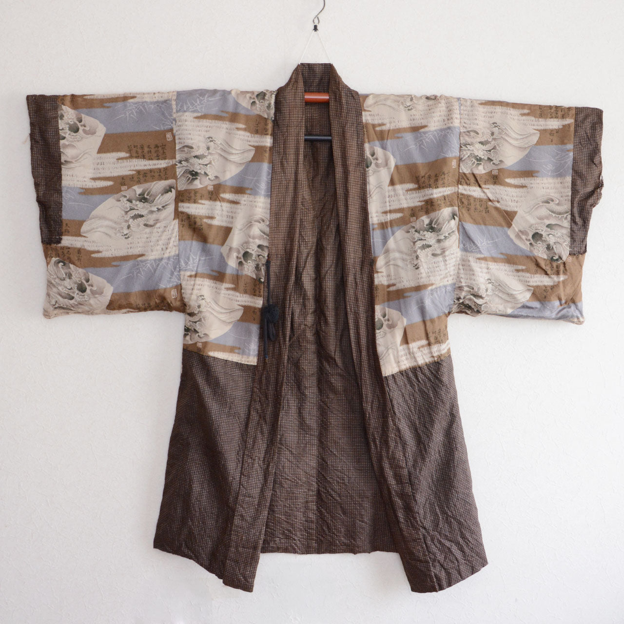 Men's Japanese vintage haori jacket, interior lining with dragon, crashing waves, and kanji text print in blue, brown, and ivory, Showa era