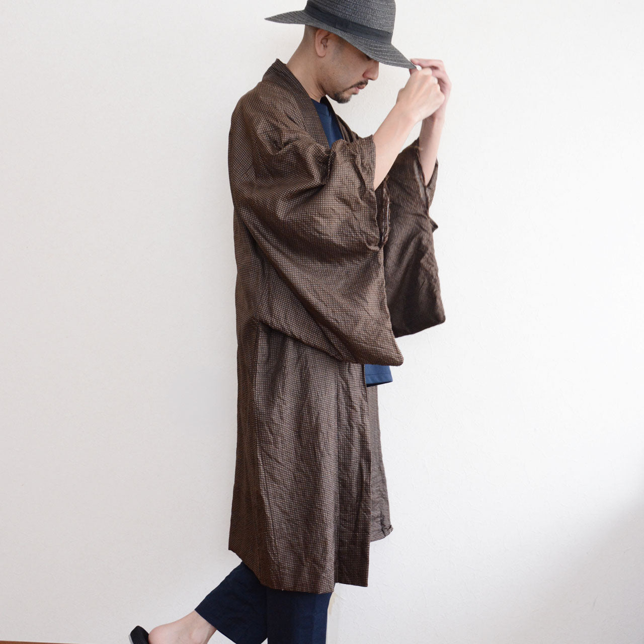 Men's Japanese vintage haori jacket in brown silk komon, side view worn over navy t-shirt and trousers, Showa era