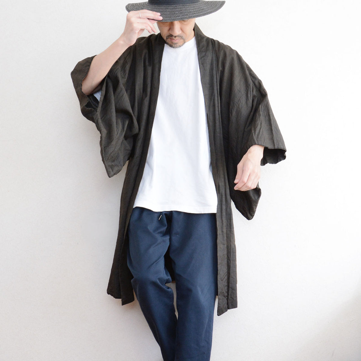 Fine-striped Showa-era men’s haori with a T-shirt and relaxed trousers