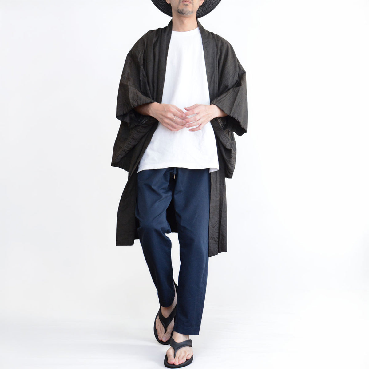 Fine-striped men’s haori with a T-shirt, trousers and sandals