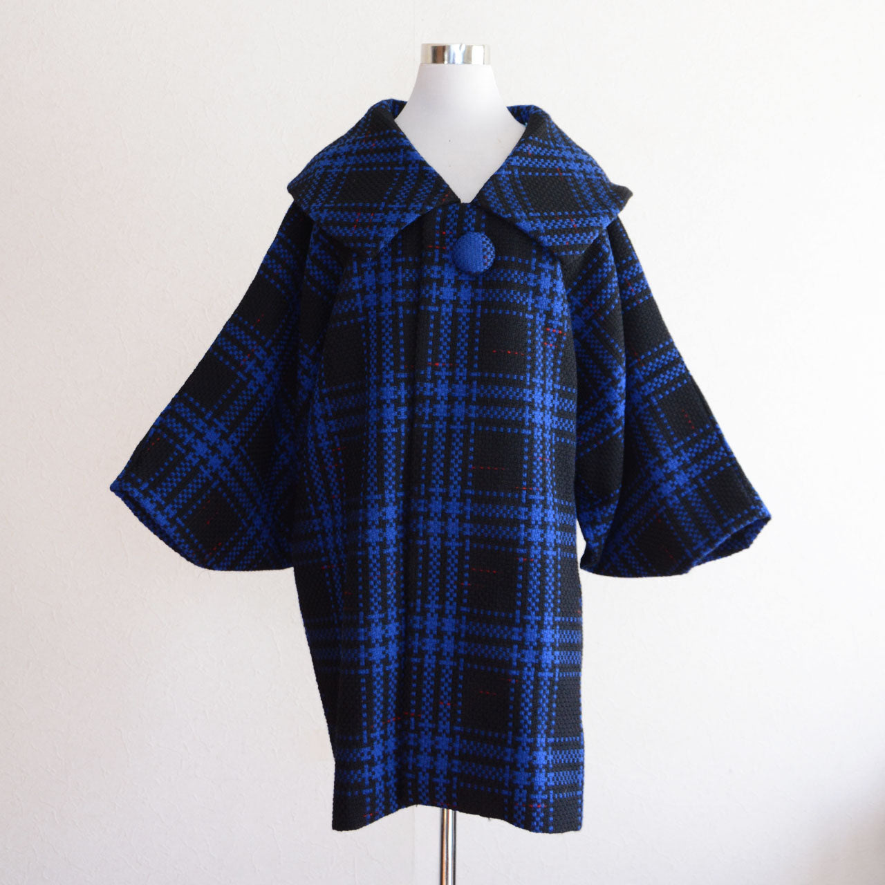1960s–1970s Japanese vintage mama coat with blue and black check pattern, relaxed women’s outerwear