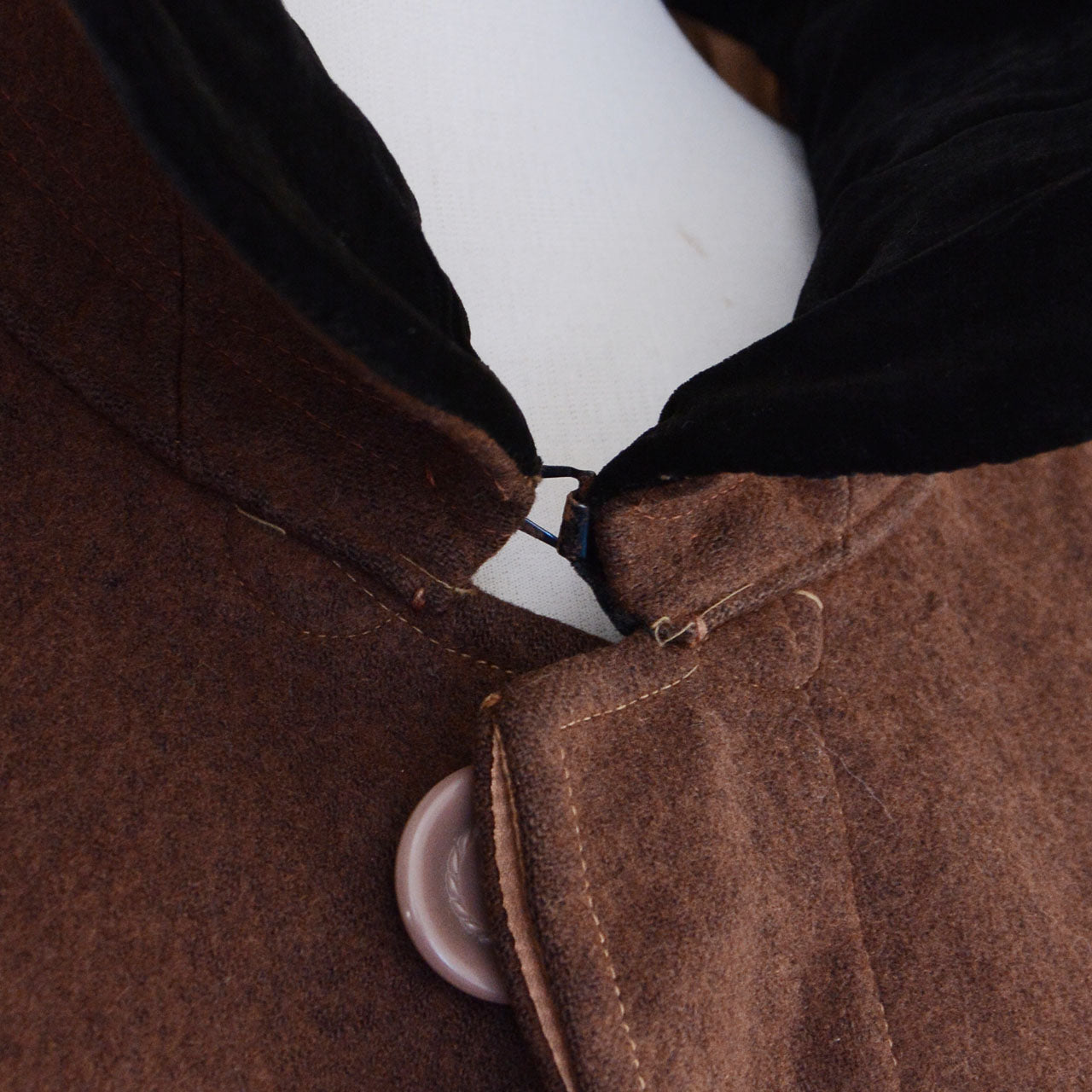 Brown wool vintage cape with velvet collar. Full-length silhouette. Japanese outerwear, Showa era. Rare surviving color.
