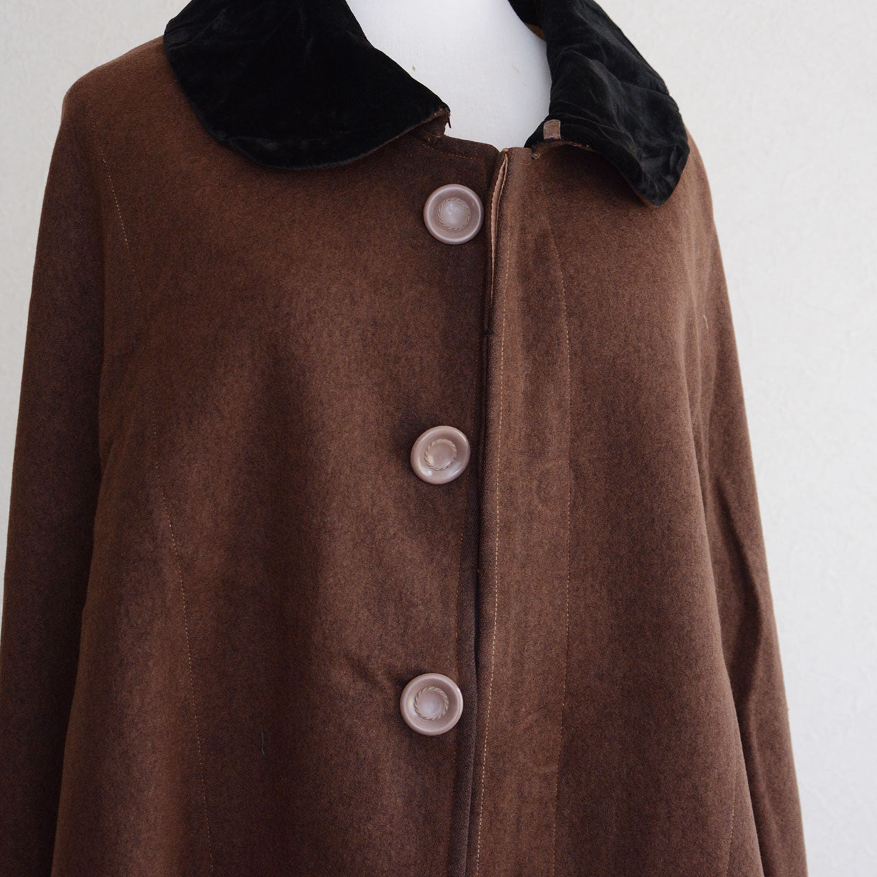 Rare Showa era wool cape, chestnut brown. Black velvet round collar. Japanese vintage outerwear, one-of-a-kind piece.