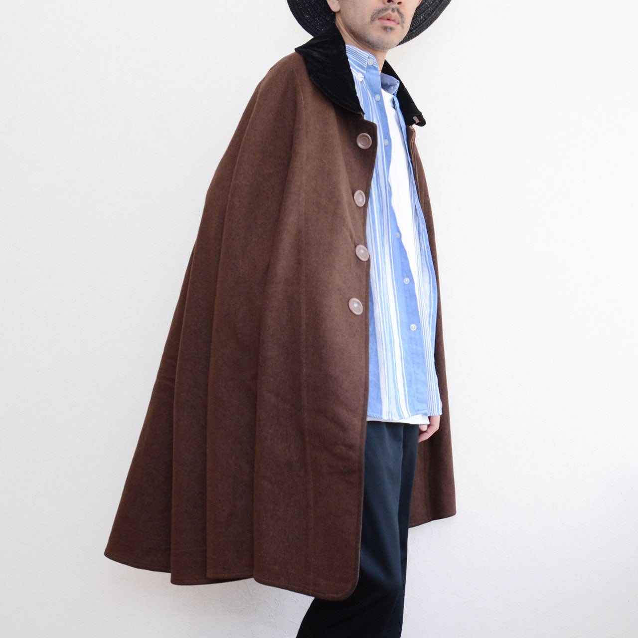 Vintage Japanese wool cape with black velvet collar. Brown, full-length flare. Inverness-style silhouette. Showa period.
