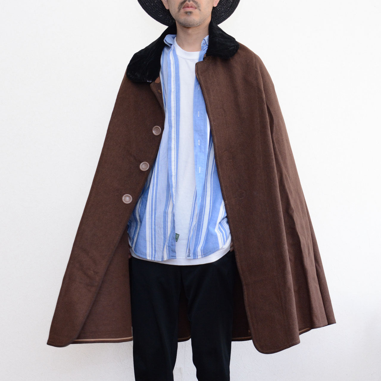 Japan vintage outerwear. Chestnut brown wool cape, black velvet collar. Early Showa, 1930s–1950s. Rare color.