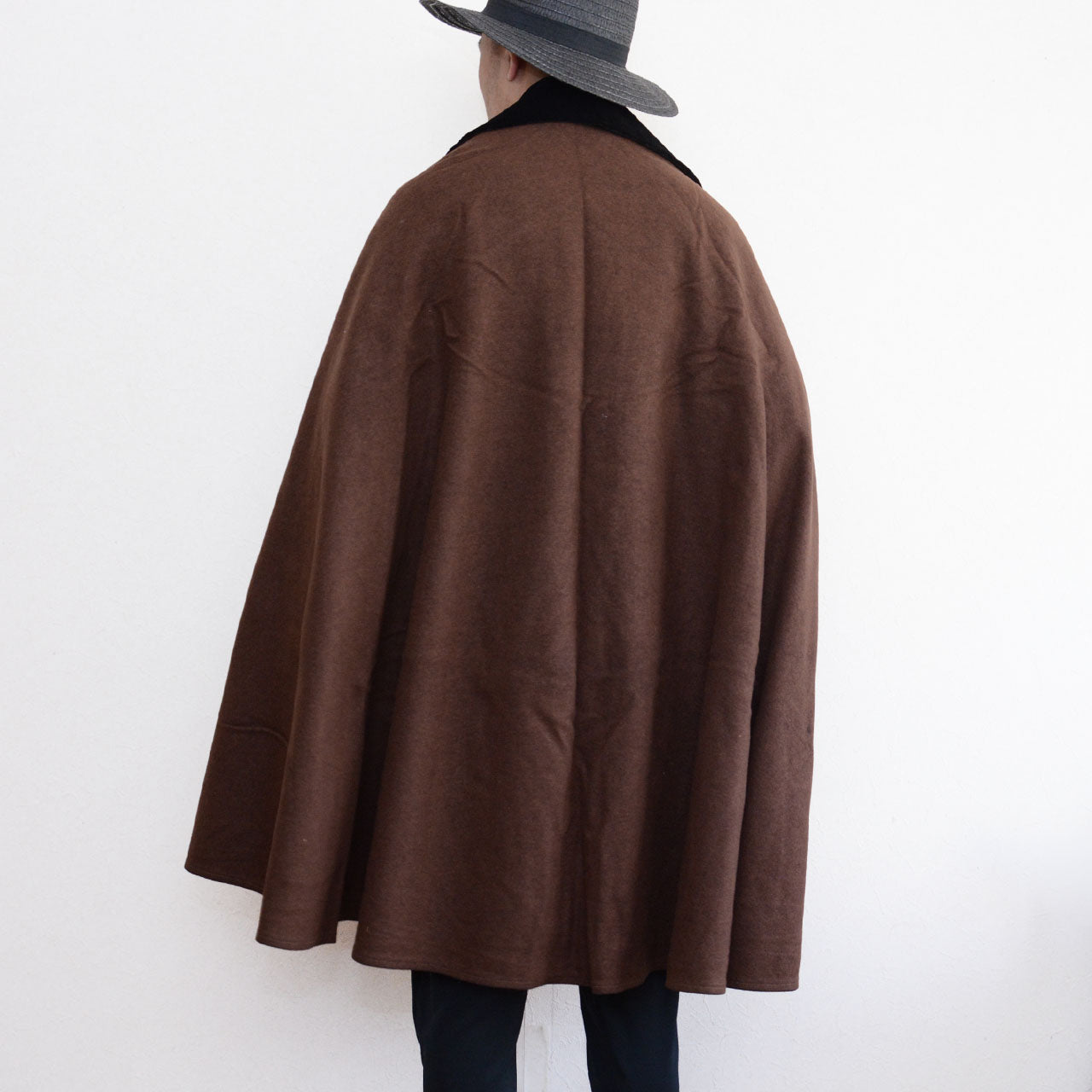 Showa vintage wool cape in brown. Black velvet collar detail, hook-and-eye closure. Japan vintage, rare surviving piece.
