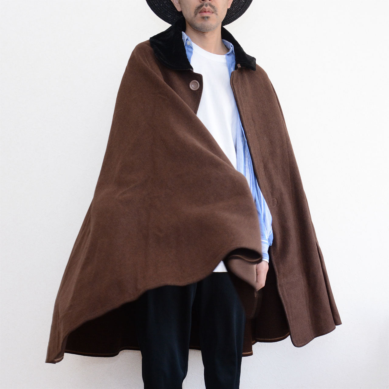 Vintage wool cape, chestnut brown with black velvet collar. Japan, Showa period. Taisho Romance meets Showa Modern style.