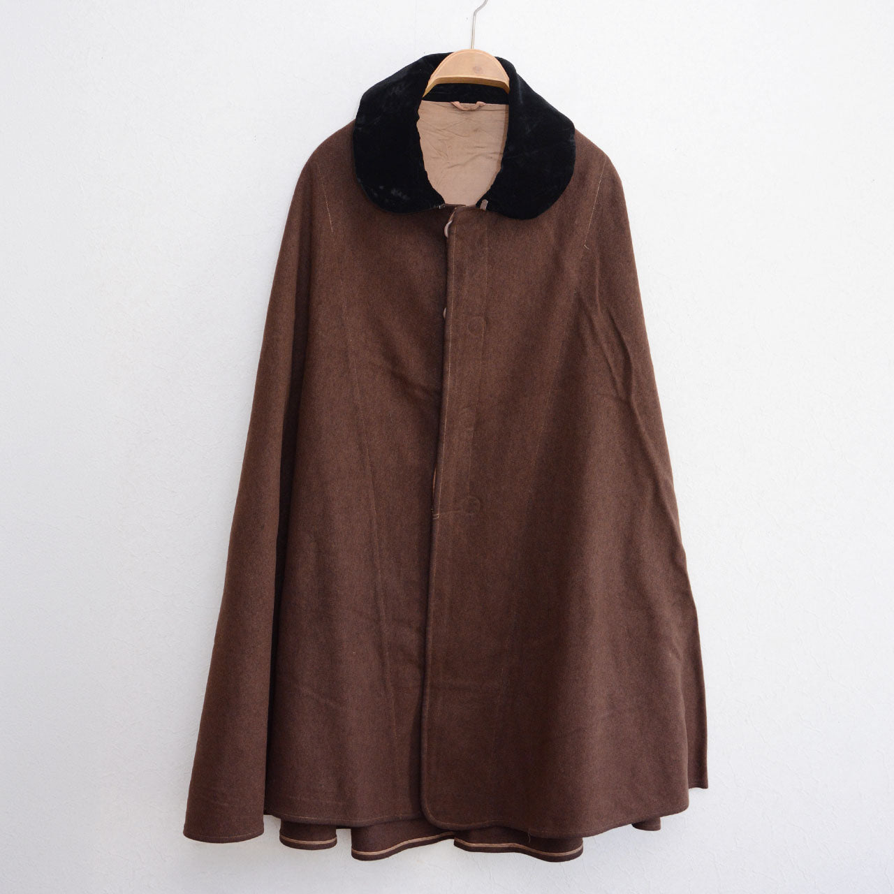 Japan vintage wool outer cape, chestnut brown. Black velvet round collar, hook-and-eye front closure. Full-length flared silhouette.