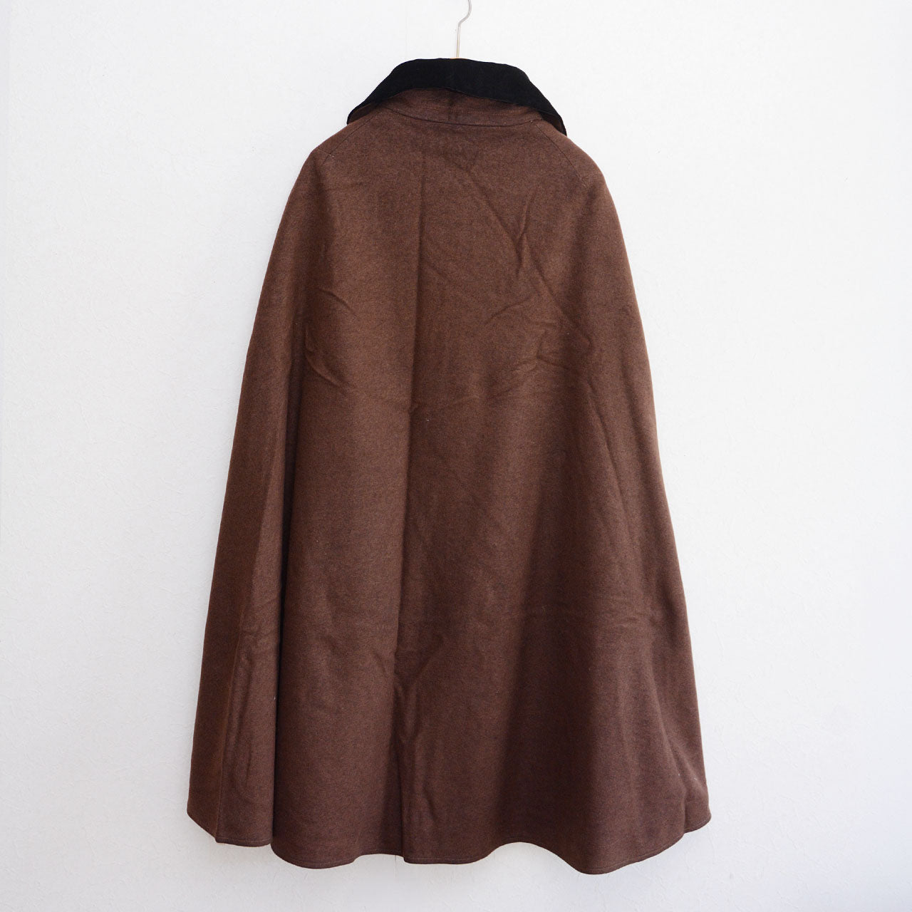 Showa era Japanese vintage cape coat in brown wool. Black velvet collar detail. One-of-a-kind Japan vintage outerwear.