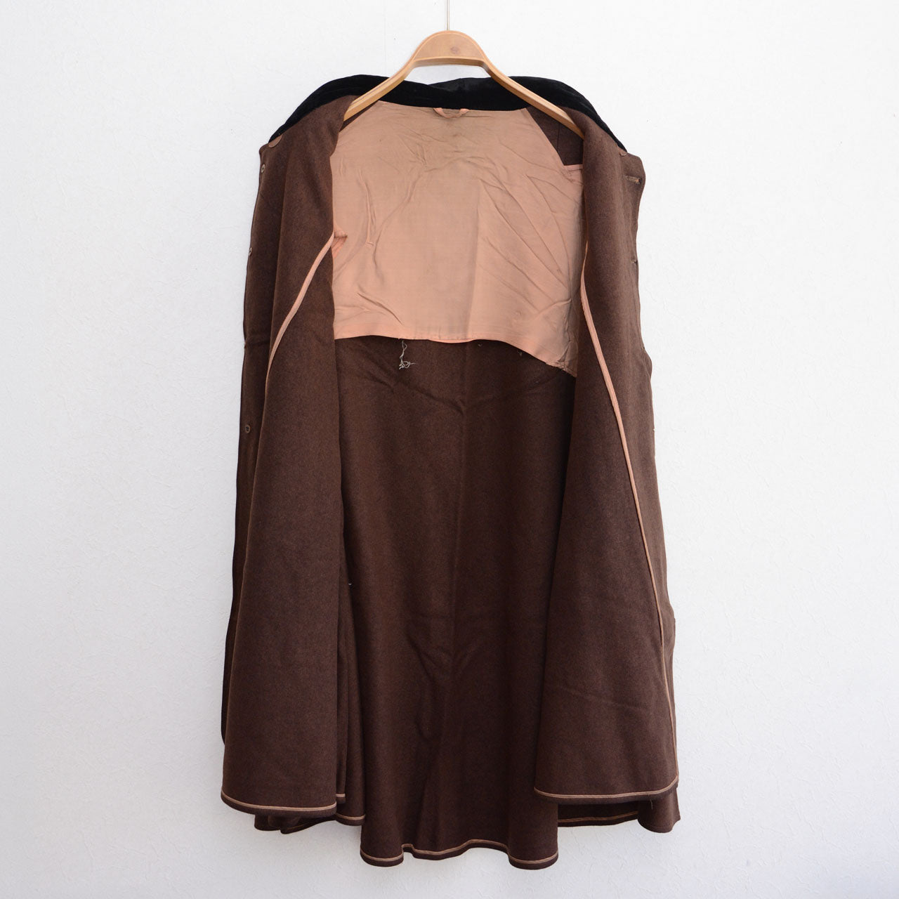 Rare chestnut brown wool cape from early Showa Japan. Black velvet collar, full-length flare. Japanese Inverness-style outerwear.