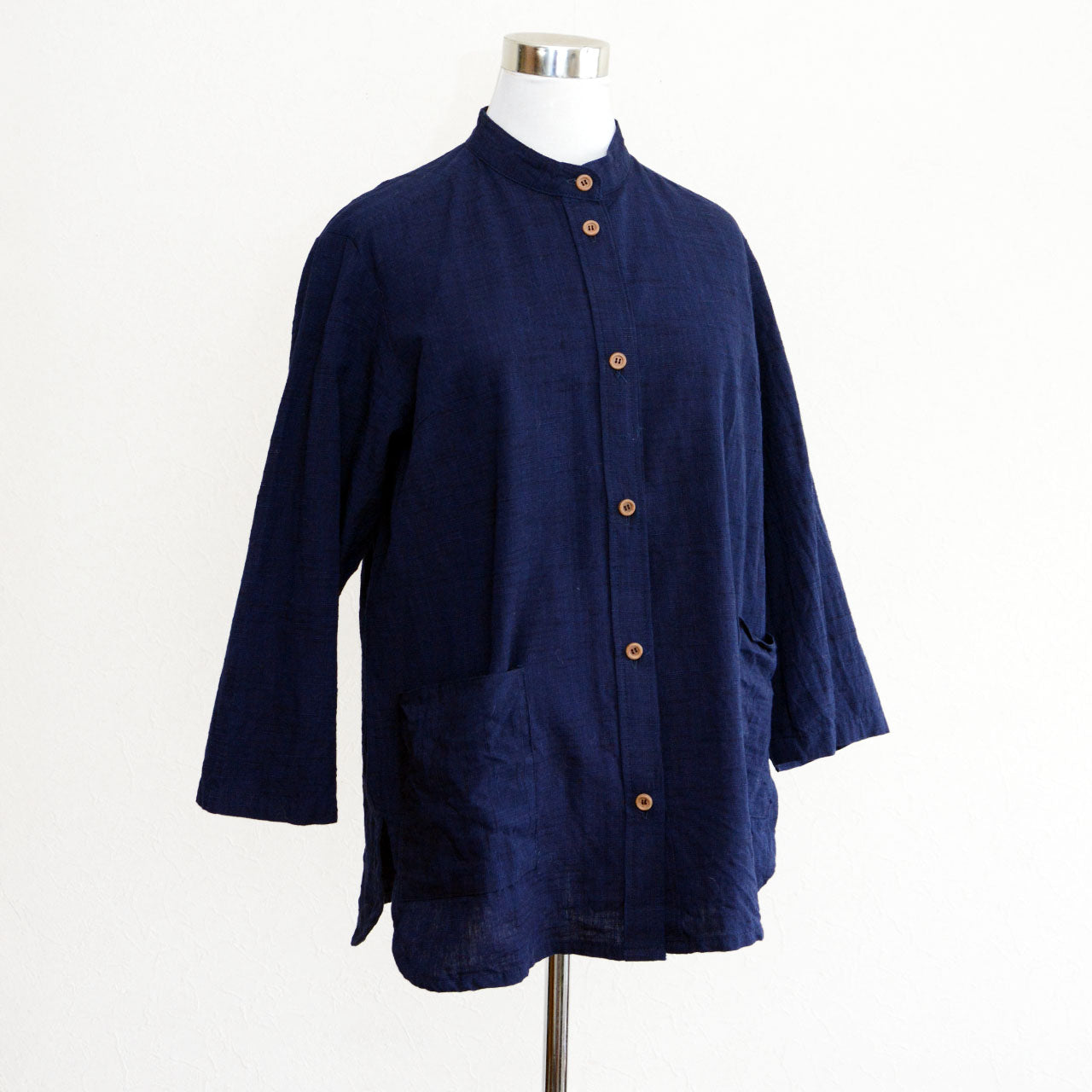 Cotton band collar blouse with hem pockets
