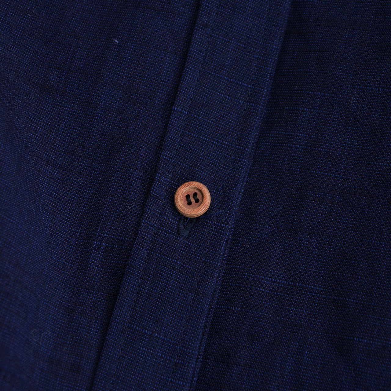 Versatile cotton shirt with pockets at hem