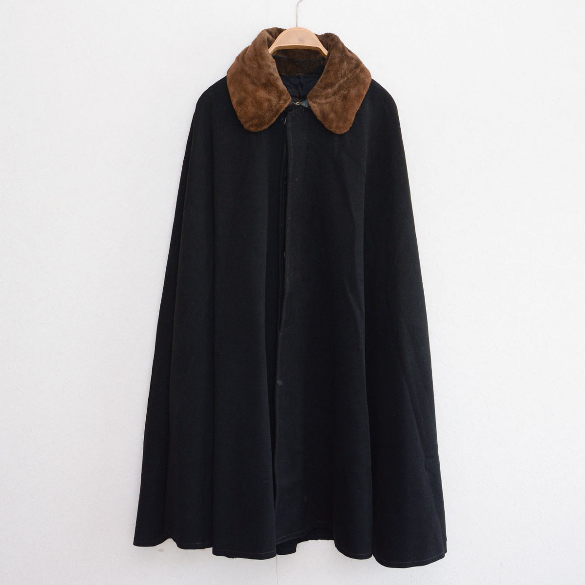 Black wool Bankara mantle with brown fur collar and buttoned front.